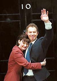 布萊爾求婚史大曝光！<br>Blair asked Cherie to say 'I do' while she scrubbed the loo