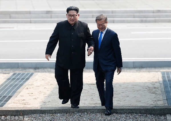 歷史時刻！金正恩跨過“三八線”與文在寅握手，還帶上了冷面！