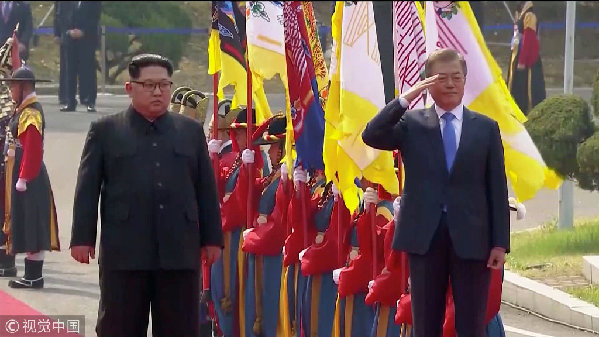 歷史時刻！金正恩跨過“三八線”與文在寅握手，還帶上了冷面！