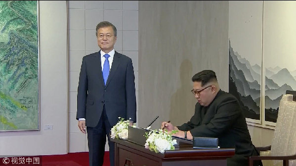 歷史時刻！金正恩跨過“三八線”與文在寅握手，還帶上了冷面！