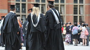 英更多大學畢業生做低技能工作