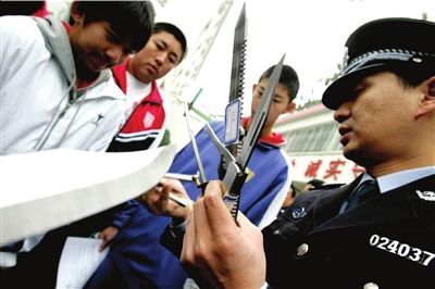 警方和教委聯合進校園查管制刀具