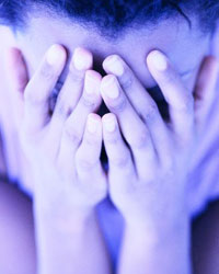 人真的會(huì)被嚇?biāo)绬幔?/>Vocabulary：</font></strong></p>

<p>Elude：逃避</p>

<p>Cop：（口語(yǔ)）警察</p>

<p>Botched：糟糕的；搞砸的</p>

<p>Fugitive：逃亡的</p>

<p>Prosecutor：檢察官</p>

<p>Felony：重罪</p>

<p>Neurology：神經(jīng)（病）學(xué)</p>

<p>Physiology：生理學(xué)</p>

<p>Dilate: 放大</p>

<p>Pupil: 瞳孔</p>

<p>Jaguar: 美洲豹</p>

<p>Primitive: 原始的</p>

<p>Rev up: 增大；提高</p>

<p>Hormone: 荷爾蒙</p>

<p>Adrenaline: 腎上腺激素</p>

<p>Neurotransmitter: 神經(jīng)遞質(zhì)</p>

<p>Visceral: 內(nèi)臟的</p>

<p>Receptor: 受體</p>

<p>Cardiac: 心臟的</p>

<p>Myocyte: 肌細(xì)胞</p>

<p>Sinoatrial: 竇房的</p>

<p>Atrioventricular: 心房與心室的</p>

<p>Ventricle: 心室</p>

<p>Predisposition: 傾向性</p>

<p><font size=