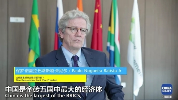 萌娃抱著地球儀，開始思考中國在世界上起了什么作用丨艾瑞克的小課堂