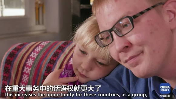 萌娃抱著地球儀，開始思考中國在世界上起了什么作用丨艾瑞克的小課堂
