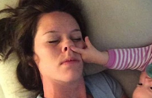 老媽別再睡了! 女嬰出“奇招”弄醒沉睡母親