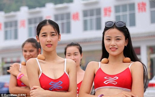 選美新玩法：鎖骨放雞蛋，反手摸肚臍