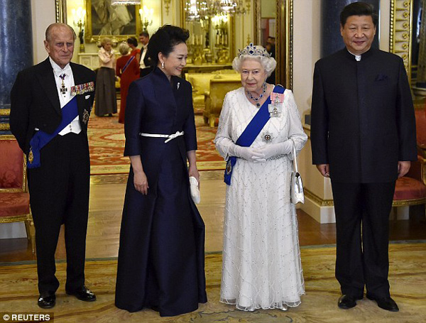 彭麗媛訪英首日：三套服飾盡顯優雅
