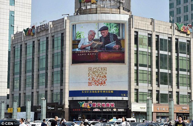 河北九旬老夫妻拍時(shí)尚大片慶祝結(jié)婚64年（組圖）