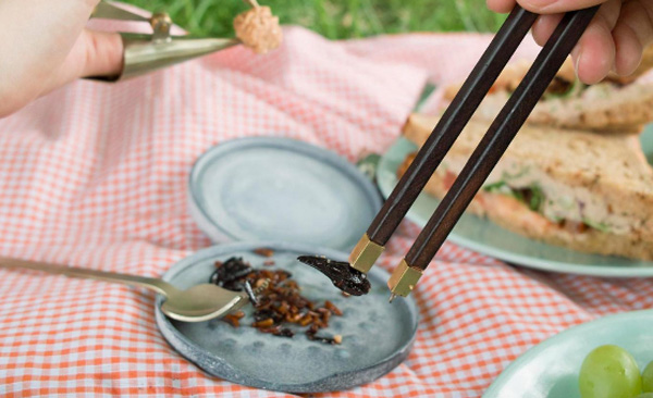 食蟲(chóng)餐具問(wèn)世 吃蟲(chóng)子或有助解決食物短缺難題（組圖）