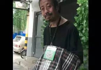 沒(méi)零錢(qián)？乞討者自帶二維碼
