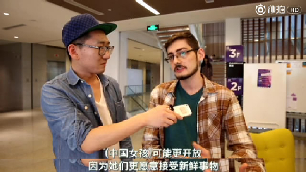 外國(guó)人街訪：和中國(guó)人談戀愛(ài)時(shí)，老外最“嫌棄”哪點(diǎn)
