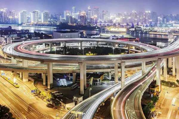 “小心地滑倒”？雷人翻譯終于有人管了，國家給出公共場所英譯標準答案！