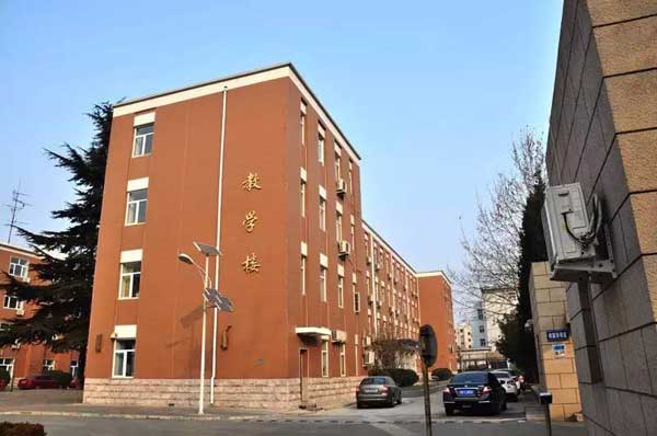 “小心地滑倒”？雷人翻譯終于有人管了，國家給出公共場所英譯標準答案！
