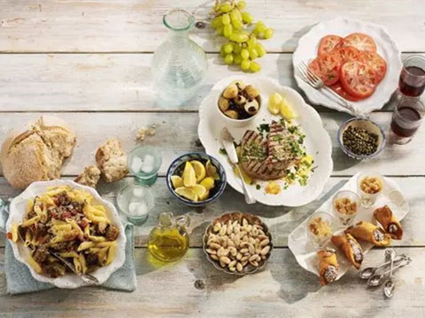 早餐吃晚了叫 brunch，那晚餐吃早了叫什么？