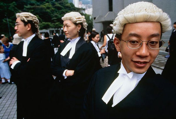 漲知識(shí)！英國(guó)法官和律師的白色假發(fā)原來(lái)大有來(lái)頭