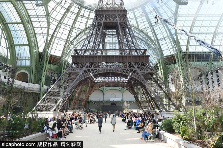 炫酷！比衣服更夢幻的是香奈兒的秀場布景（組圖）