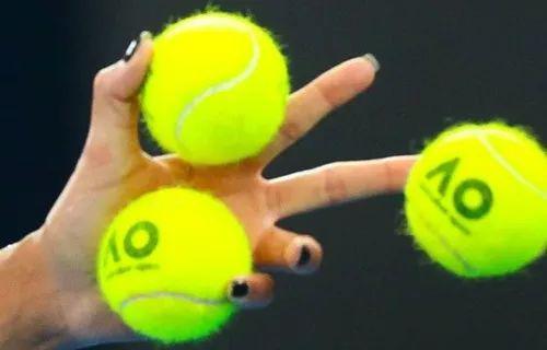 網球到底是黃色還是綠色？看看費德勒怎么說