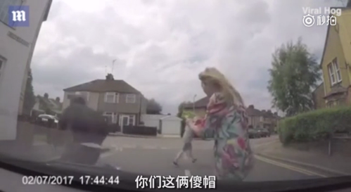 英國(guó)男子浮夸碰瓷未果！遭女車(chē)主嘲笑“傻帽”