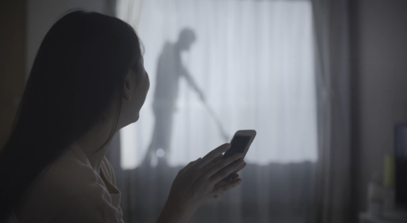 這個創意有點暖：為保護獨居女性，日本公司發明窗簾上的男友