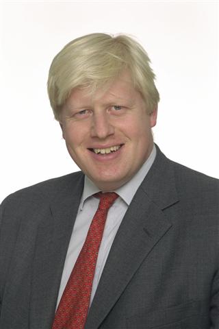 丹尼爾當選最佳穿著男士 小貝打扮最具爭議