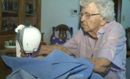 超有愛:99歲老奶奶每天做一條裙子捐給非洲兒童