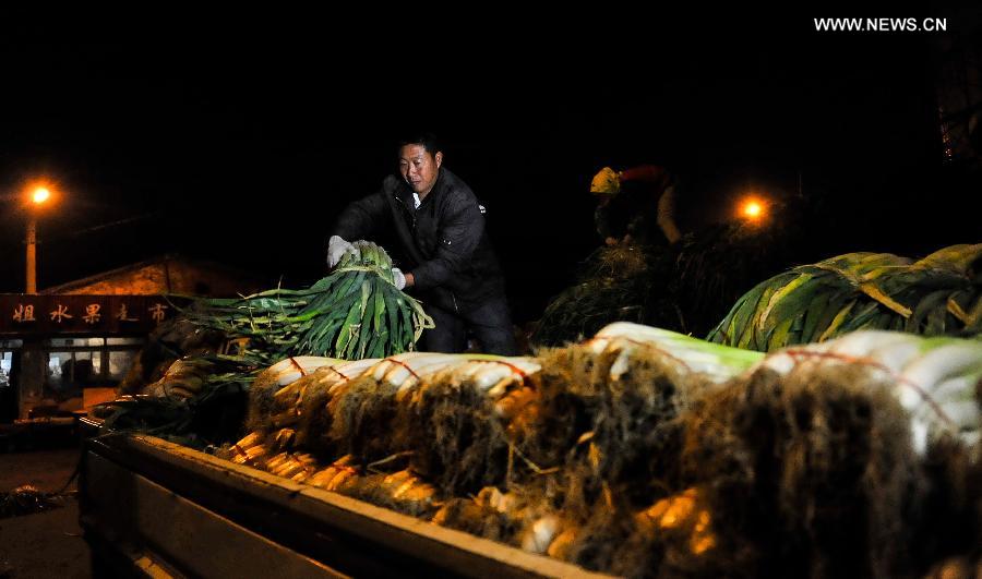 People in N China busy with stocking vegetables before winter season