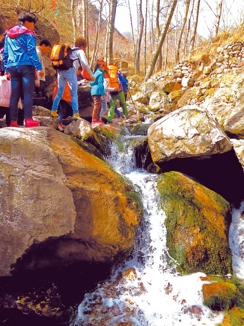 Many locals went for a spring outing on Taohua Mountain in Lingqiu, Datong, during the Tomb Sweeping Day holiday, April 5-7. Datong experiences Tomb Sweeping Day tourism boom