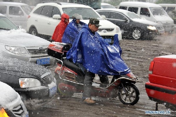 Snowfall hits Taiyuan, N China