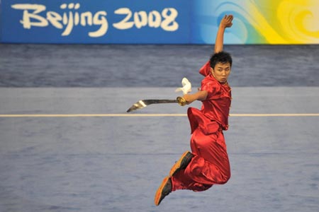Hsiao Yung-Sheng of Chinese Taipei performs during men&apos;s Daoshu (broadsword play) of the Beijing 2008 Wushu Competition in Beijing, China, Aug. 21, 2008. Hsiao Yung-Sheng ranked 7th in men&apos;s Daoshu competition with a score of 9.50. (Xinhua/Liu Lihang)