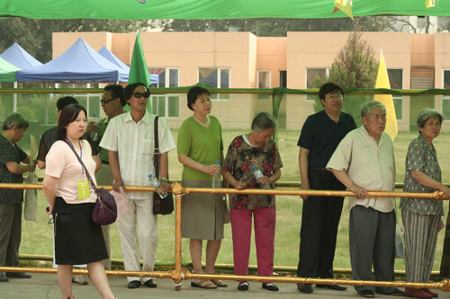 votes on the demolishment and reconstruction of old buildings in Juixiaqiao Sub-district in Beijing, June 9, 2007. Local government and the real estate developer jointly organize the vote on Saturday to see if majority residents of over 5000 families accept the new compensation policy after failed attempts to reach an agreement through other ways. Both notary officials and supervisors are invited to monitor the vote that runs from 9 a.m. to 9 p.m. at six ballot booths. [Sun Yuqing/www.ttav89.com]