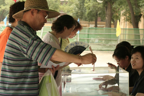 A voter casts his vote on demolishment and reconstruction of old buildings in Juixiaqiao Sub-district in Beijing, June 9, 2007. Local government and the real estate developer jointly organize the vote on Saturday to see if majority residents of over 5000 families accept the new compensation policy after failed attempts to reach an agreement through other ways. Both notary officials and supervisors are invited to monitor the vote that runs from 9 a.m. to 9 p.m. at six ballot booths. [Sun Yuqing/www.ttav89.com]