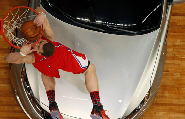 Griffin soars over car to win All-star dunk contest