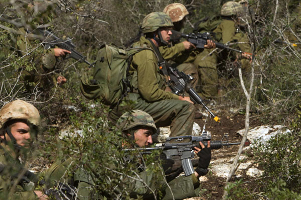 Israeli soldiers simulate battle conditions