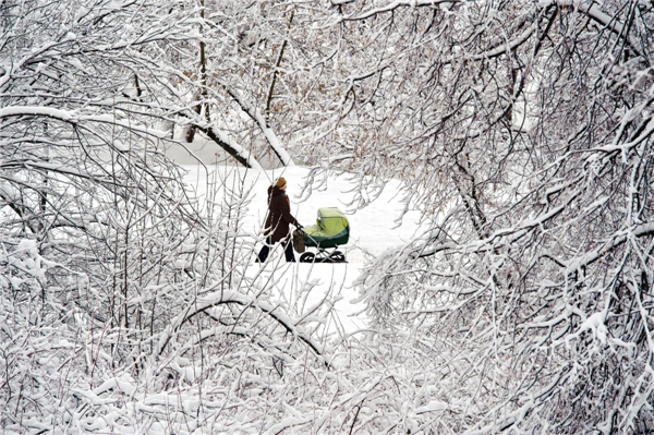 Heavy snowfall blankets Moscow