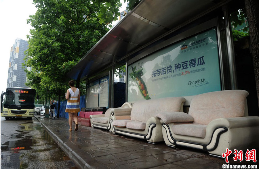 重慶現“豪華”公交站 乘客可坐沙發等車(圖)