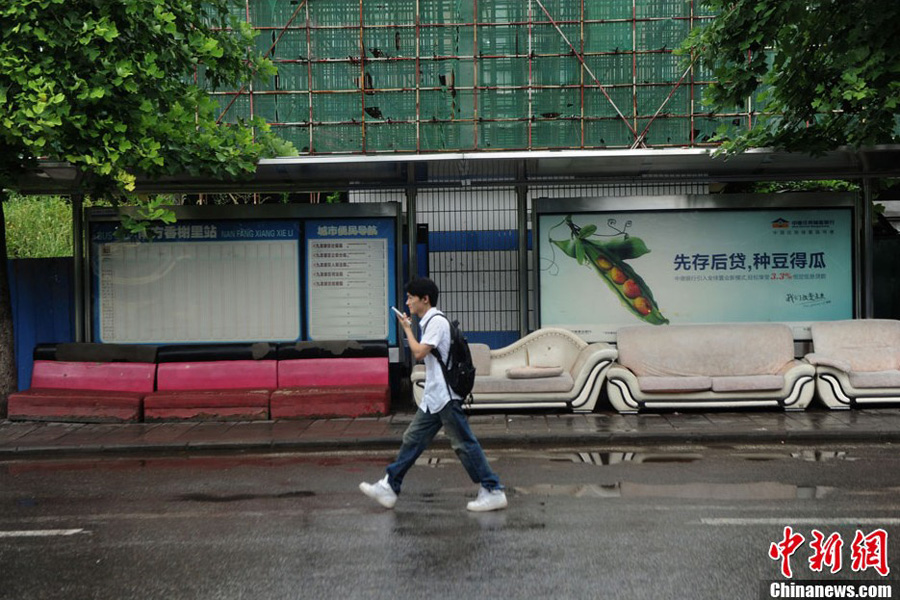 重慶現“豪華”公交站 乘客可坐沙發等車(圖)