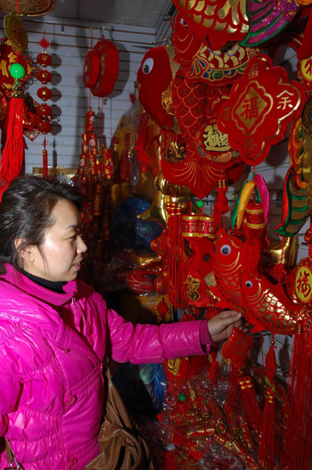 Spring Festival nears, ornaments hot for grab