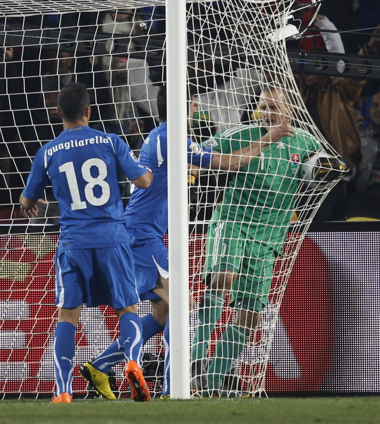 Both get yellow card after struggle in goal