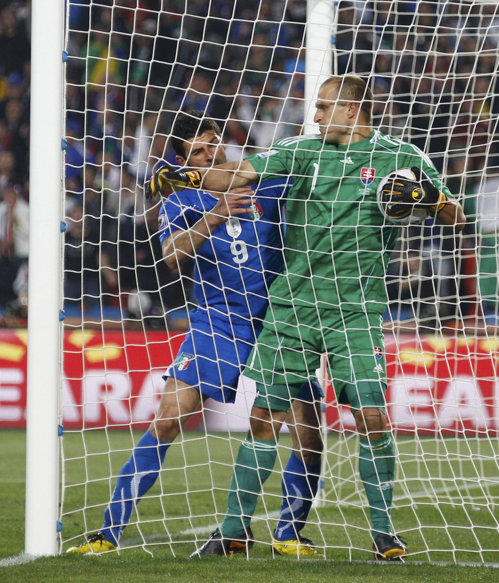 Both get yellow card after struggle in goal