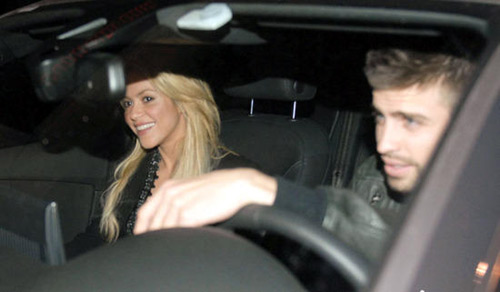 Shakira, Pique spotted holding hands in Spain