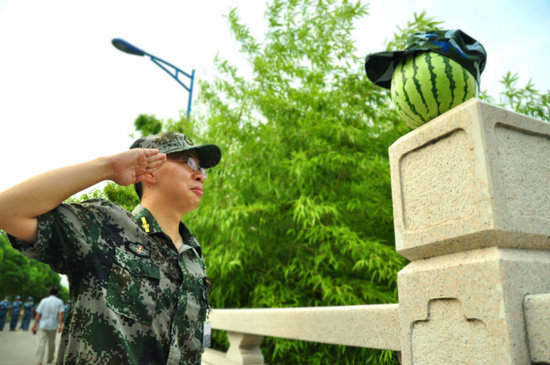 學生軍訓西瓜君走紅網絡 賣萌搞笑惹人愛(組圖)