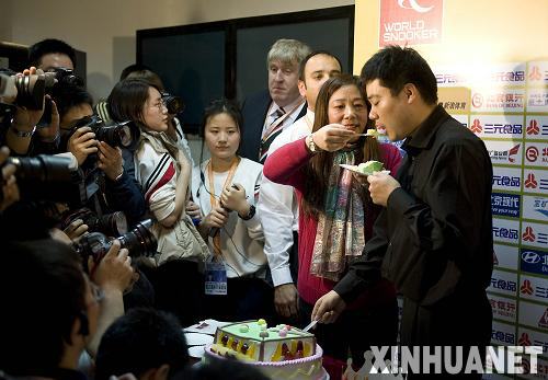 斯諾克中國(guó)賽：丁俊暉晉級(jí)八強(qiáng) 贏球過(guò)生日