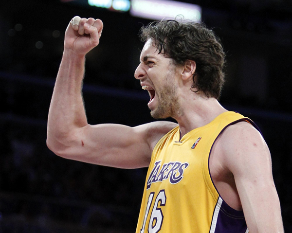 NBA：科比父母與眾明星現(xiàn)場(chǎng)助陣 湖人主場(chǎng)輕取雷霆