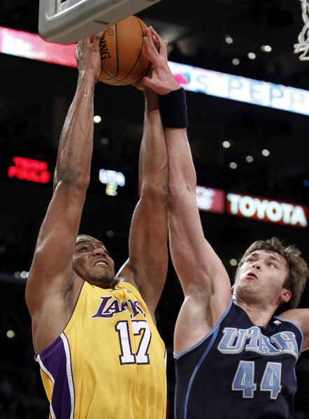 NBA：科比30分“三叉戟”發(fā)威 湖人勝爵士2:0