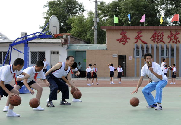 溫總理和小學(xué)生上體育課過(guò)六一