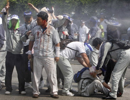 Protest down-spirals into chaos at Ssangyong