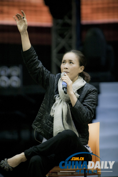 那英舞臺借與東方神起 工作人員連夜“變裝”(圖)