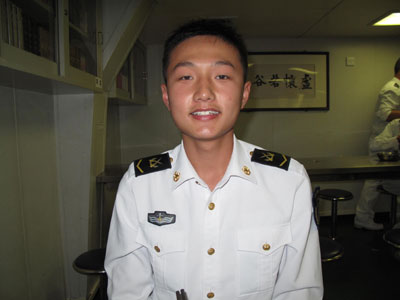 與胡主席合影留念的海軍戰(zhàn)士隨艦護(hù)航