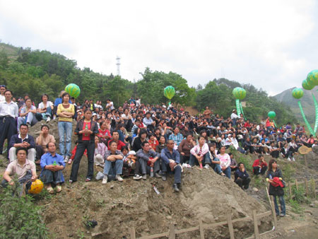 東河口地震遺址公園舉行音樂會(huì)紀(jì)念地震一周年[組圖]